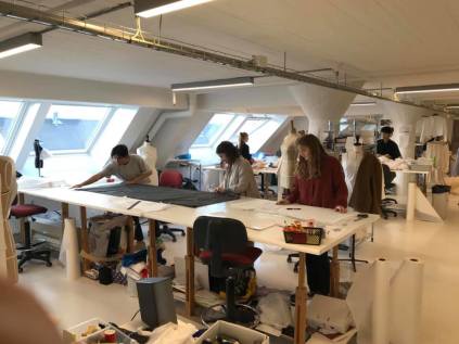 Der arbejdes i vort studio under Ung Akademi. Københavns Mode- og Designskole.